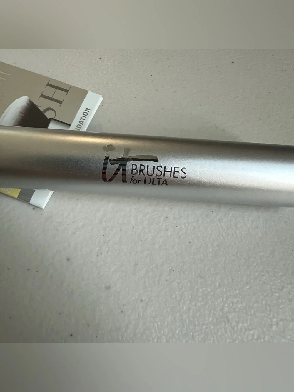 IT Cosmetics Dome Shaped Airbrush Blurring Foundation Brush #101, NWT